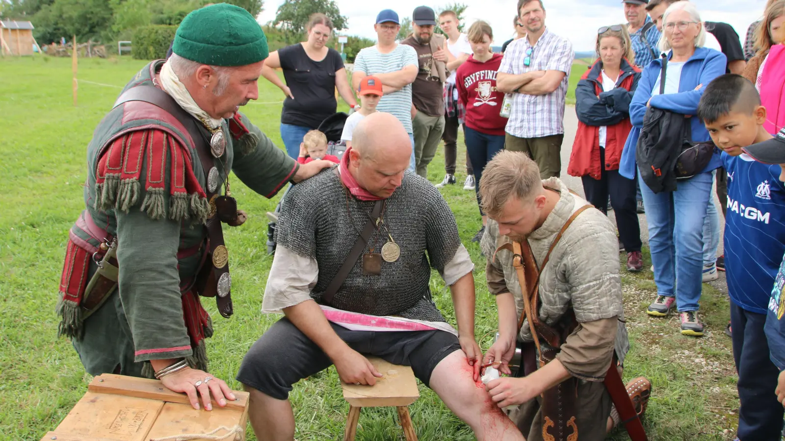 Mit viel Theaterblut wurde die Entfernung einer Pfeilspitze aus dem Bein eines Legionärs simuliert. (Foto: Martina Haas)