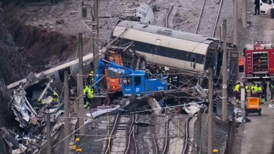 In Adamuz wurden bereits 42 Leichen geborgen. (Archivbild) (Foto: Manu Fernandez/AP/dpa)