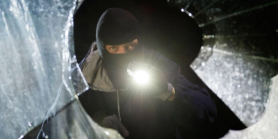 Durch ein Fenster ist ein Jugendlicher in die Grund- und Mittelschule in Feuchtwangen eingebrochen. Die Polizei fand ausreichend Beweismaterial. (Symbolbild: Daniel Maurer/dpa-tmn)