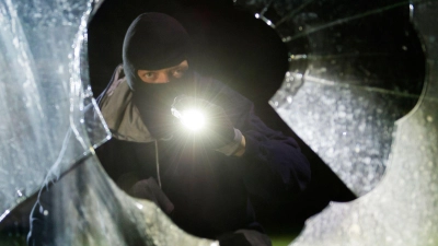 Durch ein Fenster ist ein Jugendlicher in die Grund- und Mittelschule in Feuchtwangen eingebrochen. Die Polizei fand ausreichend Beweismaterial. (Symbolbild: Daniel Maurer/dpa-tmn)