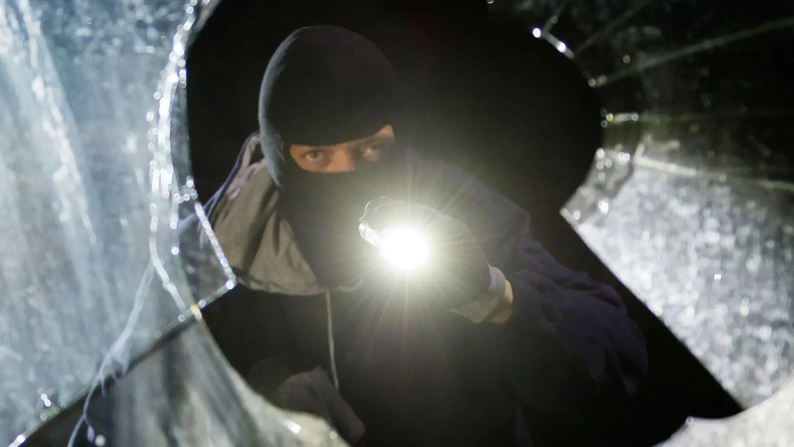 Durch ein Fenster ist ein Jugendlicher in die Grund- und Mittelschule in Feuchtwangen eingebrochen. Die Polizei fand ausreichend Beweismaterial. (Symbolbild: Daniel Maurer/dpa-tmn)