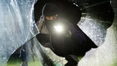 In Schnelldorf erwischten Bewohner eines Hauses drei Einbrecher auf frischer Tat. Die Täter flüchteten und drohten den Verfolgern mit einem Messer. (Symbolbild: Daniel Maurer/dpa/dpa-tmn)