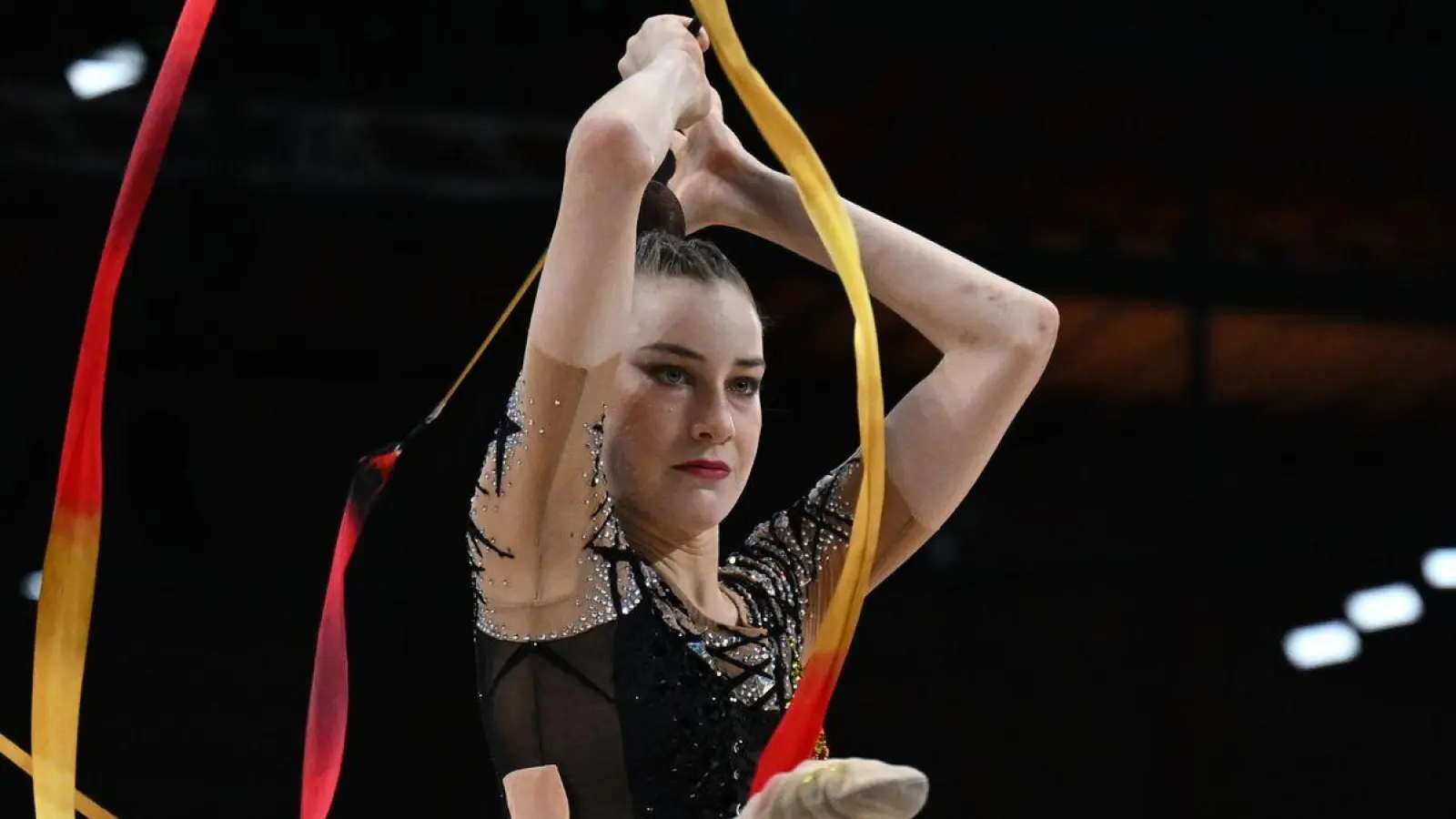 Turnen/Rhythmische Sportgymnastik: Deutsche Meisterschaft, Entscheidung Band, Frauen. Darja Varfolomeev mit ihrer Übung. (Foto: Hendrik Schmidt/dpa)