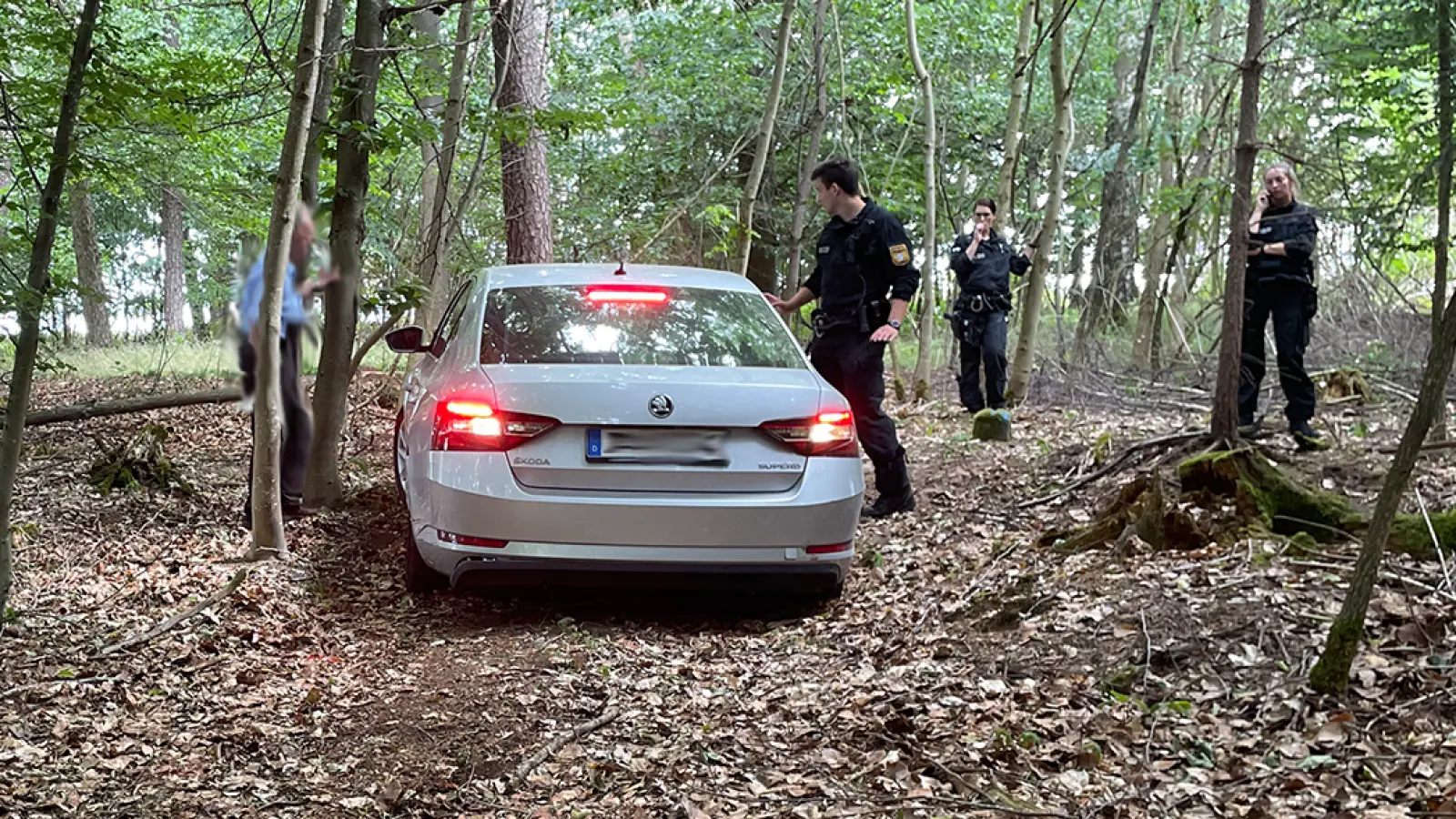 Ein 89-Jähriger verfuhr sich bei Külbingen so tief im Wald, dass die Polizei Stunden brauchte, um den Senior überhaupt zu finden. (Foto: Polizei)