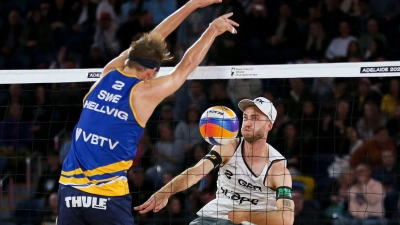 Kein Wiedersehen im Sand von Ebersberg: Der an der Schulter verletzte Clemens Wickler (r) wird auch gegen den schwedischen Weltmeister Jonathan Hellvig nicht spielen können. (Archivbild)   (Foto: Matt Turner/AAP/dpa)