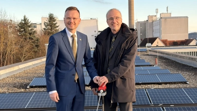 Bezirkstagspräsident Peter Daniel Forster (links) und Jürgen Efinger, Schulleiter der Maschinenbauschule Ansbach., haben die Photovoltaik-Anlage eingeweiht:  (Foto: MBS)