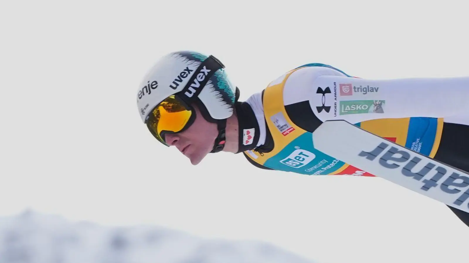 Domen Prevc ist in dieser Saison der mit Abstand beste Springer. (Foto: Darko Bandic/AP/dpa)