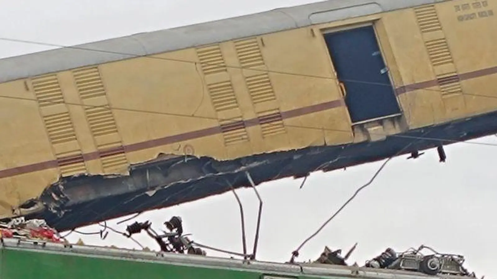 Schaulustige beobachten die Arbeit von Rettungskräften, nachdem ein Güterzug in der Nähe des Bahnhofs von New Jalpaiguri im indischen Bundesstaat Westbengalen einen Personenzug gerammt hat. (Foto: Diptendu Dutta/AP/dpa)