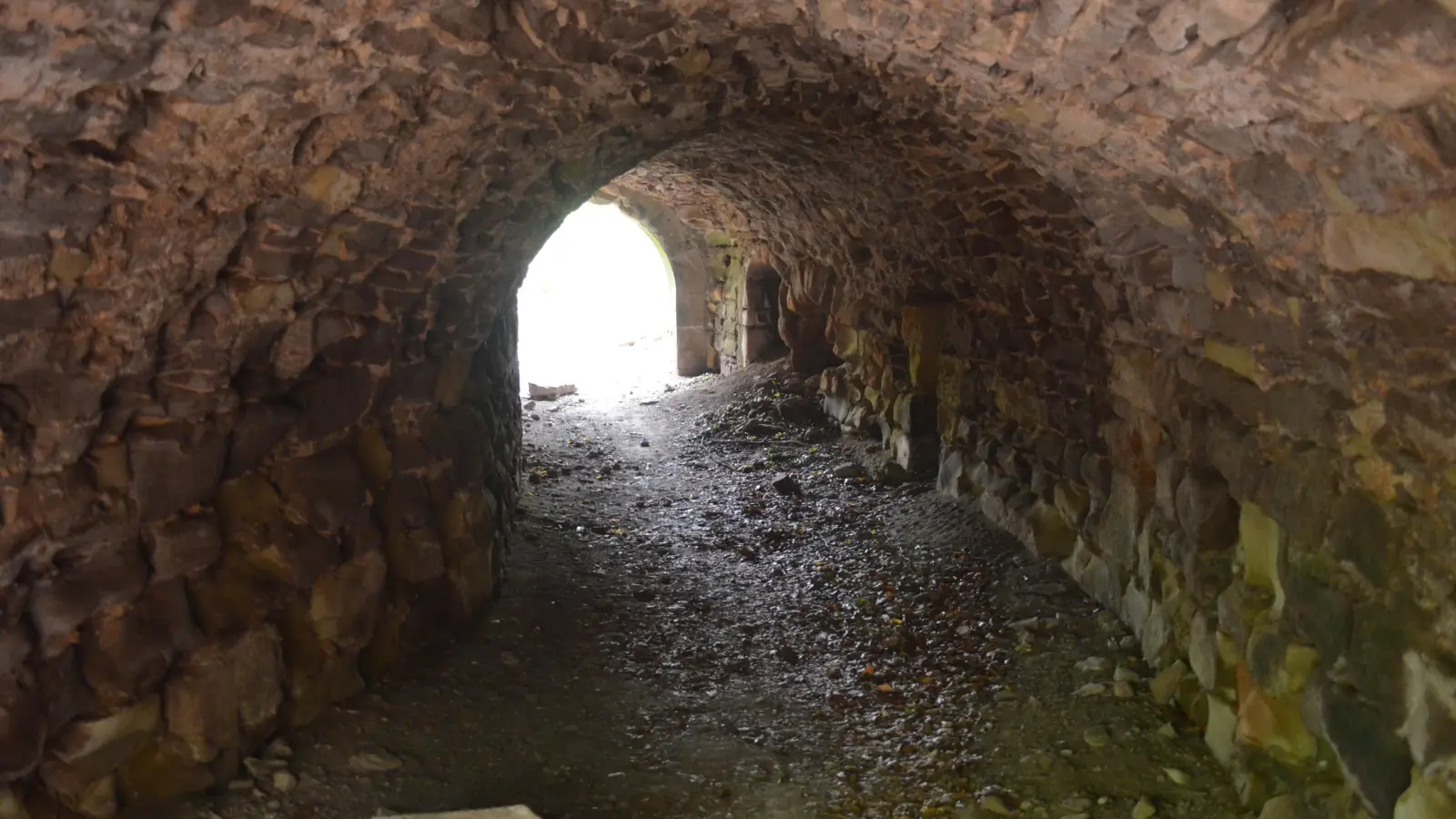 Durch diesen Tunnel gelangen Wanderer zu der Burgruine Hohenlandsberg. (Foto: Johannes Hirschlach)