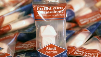 Ein Schaumzucker-Souvenir aus Werdau sorgt für Lacher: Nicht jeder sieht in dem rosafarbenen Stück die historische Uhr der Stadt. (Foto: Mike Müller/dpa)