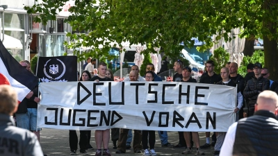 Die Gruppe „Deutsche Jugend Voran“ wird von der Bundesregierung als Beispiel für eine junge, rechtsextreme Gruppierung genannt. (Archivbild) (Foto: Heiko Rebsch/dpa)