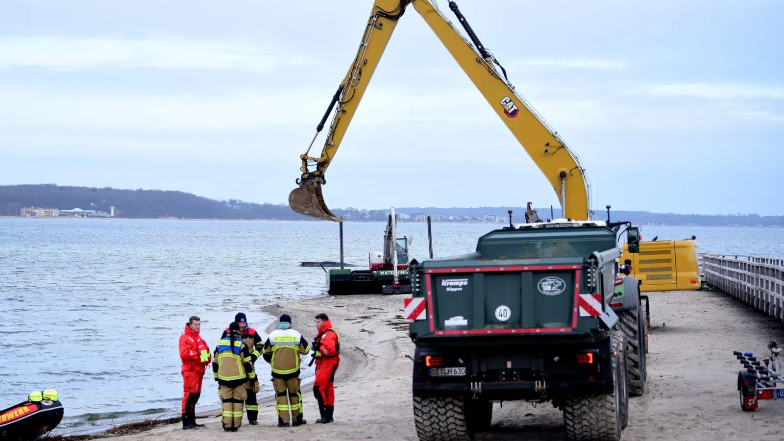 Die Helfer beabsichtigen, vor dem Wal eine Rinne auszubaggern. (Foto: Daniel Bockwoldt/dpa)