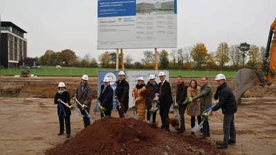 Symbolischer Auftakt der Arbeiten an der Baugrube der Landesfinanzschule in Dinkelsbühl. Dem bayerischen Finanz- und Heimatminister Albert Füracker (Vierter von links) assisiterten dabei Mandatsträger und Vertreterinnen und Vertreter der Finanzverwaltung. (Foto: Martina Haas)