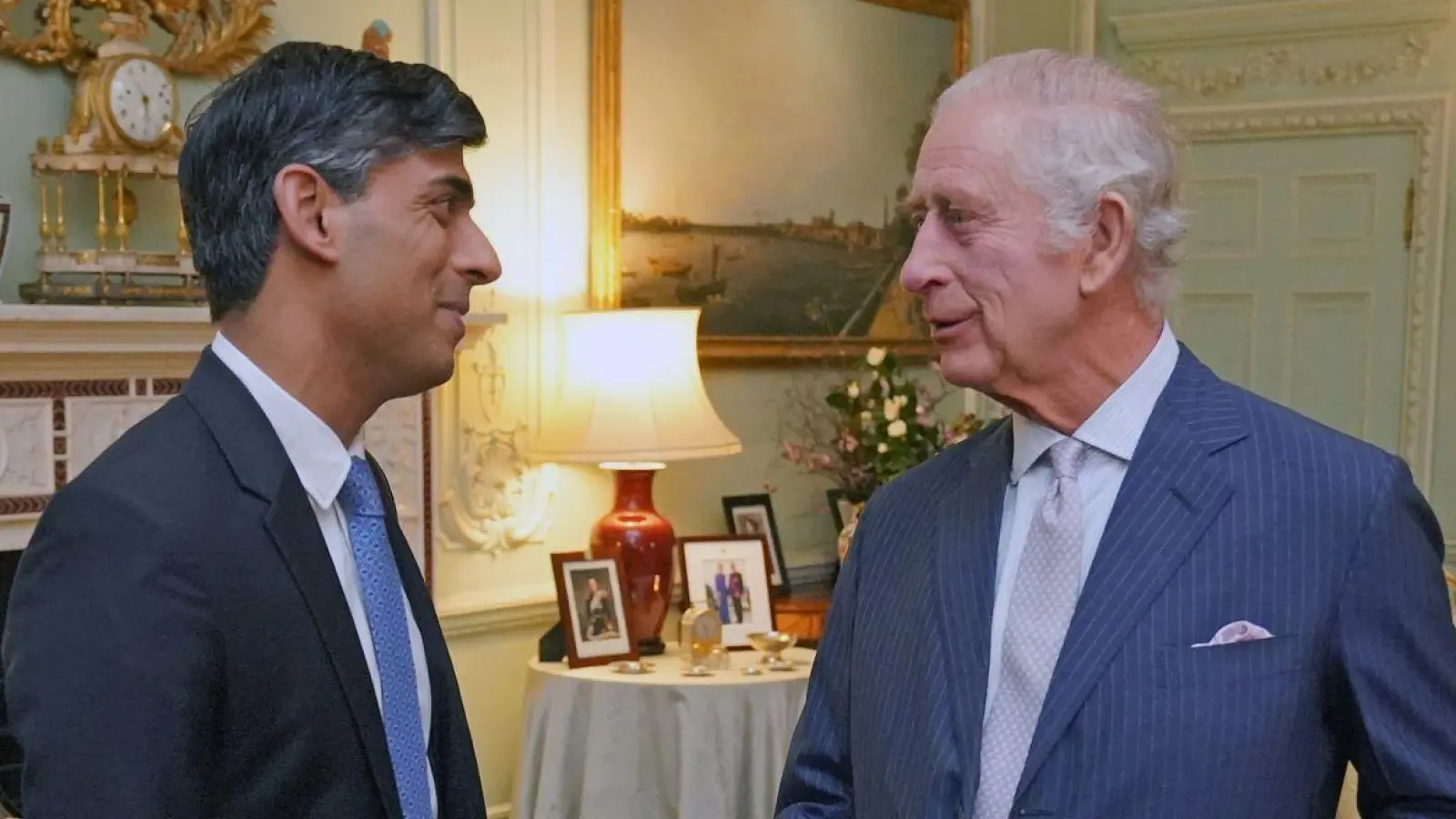 König Charles III. empfängt Premierminister Rishi Sunak (l) im Buckingham-Palast. (Foto: Jonathan Brady/PA Wire/dpa)