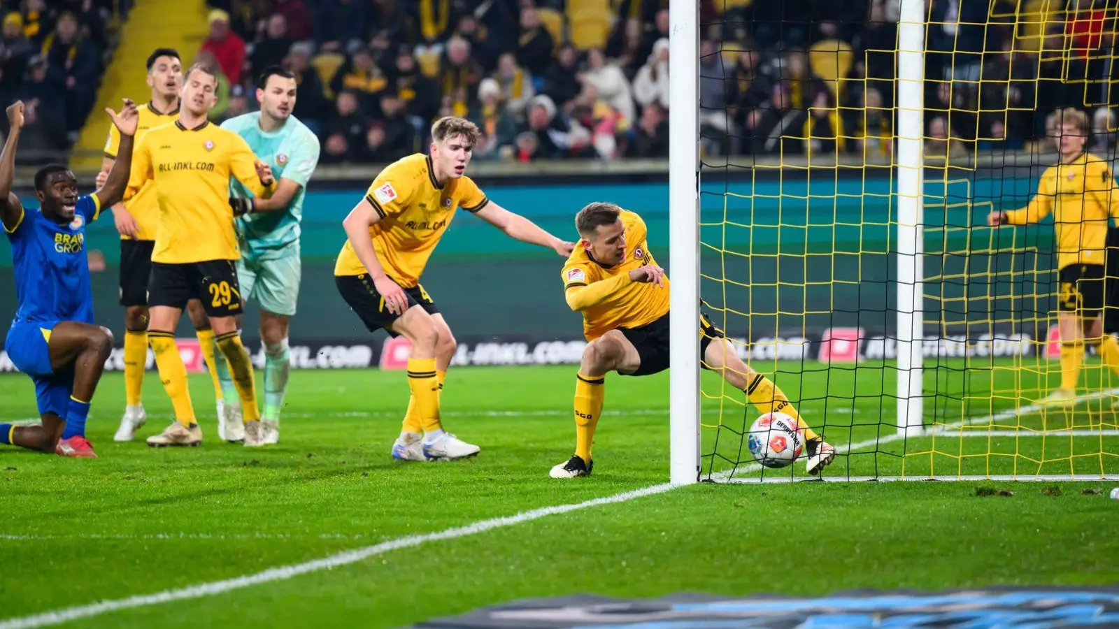 Braunschweiger Jubel: Dynamos Niklas Hauptmann kann das 2:3 nicht verhindern. (Foto: Robert Michael/dpa)