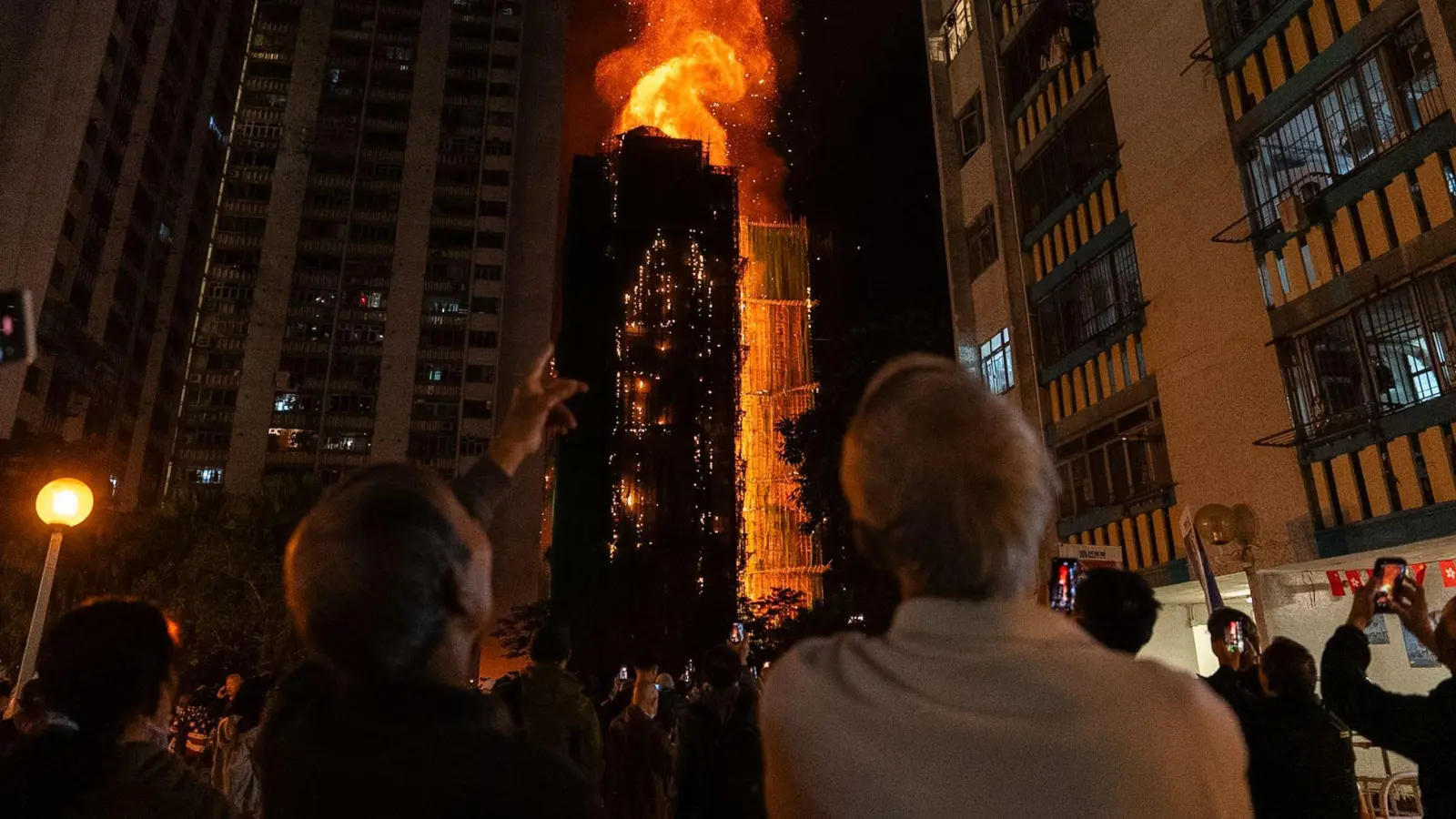 Unter den Toten war auch ein Feuerwehrmann.  (Foto: Chan Long Hei/AP/dpa)