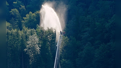 Feuerwehrleute im Einsatz in den Chiemgauer Alpen. (Foto: Uwe Lein/dpa)