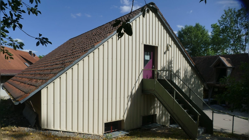 Das Feuerwehrhaus im Burgbernheimer Ortsteil Pfaffenhofen soll aufgestockt und zum Dorfgemeinschaftshaus weiterentwickelt werden. (Foto: Helmut Meixner)