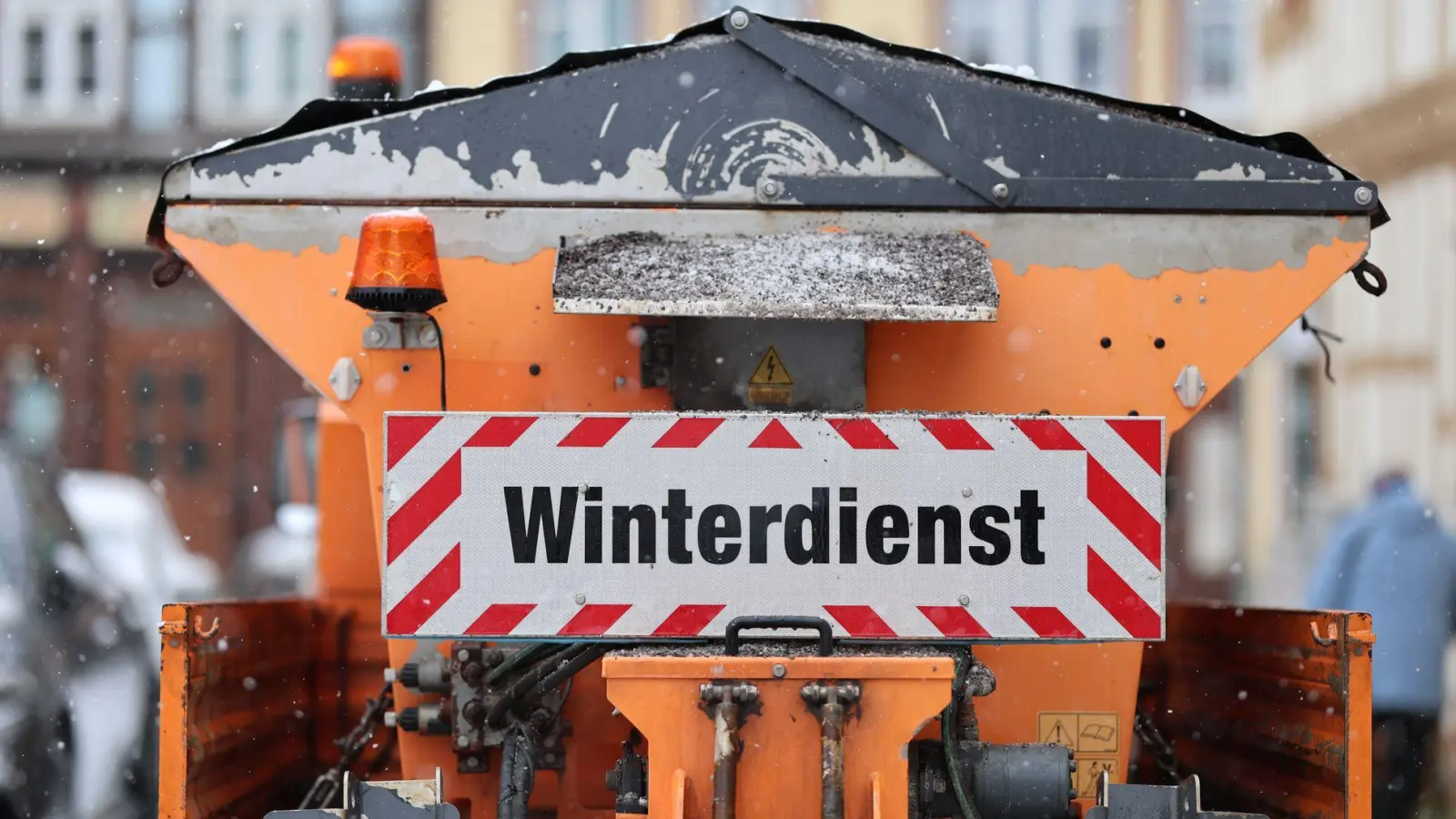 Beide Fahrzeuge mussten nach dem Unfall abgeschleppt werden. (Symbolbild) (Foto: Matthias Bein/dpa)