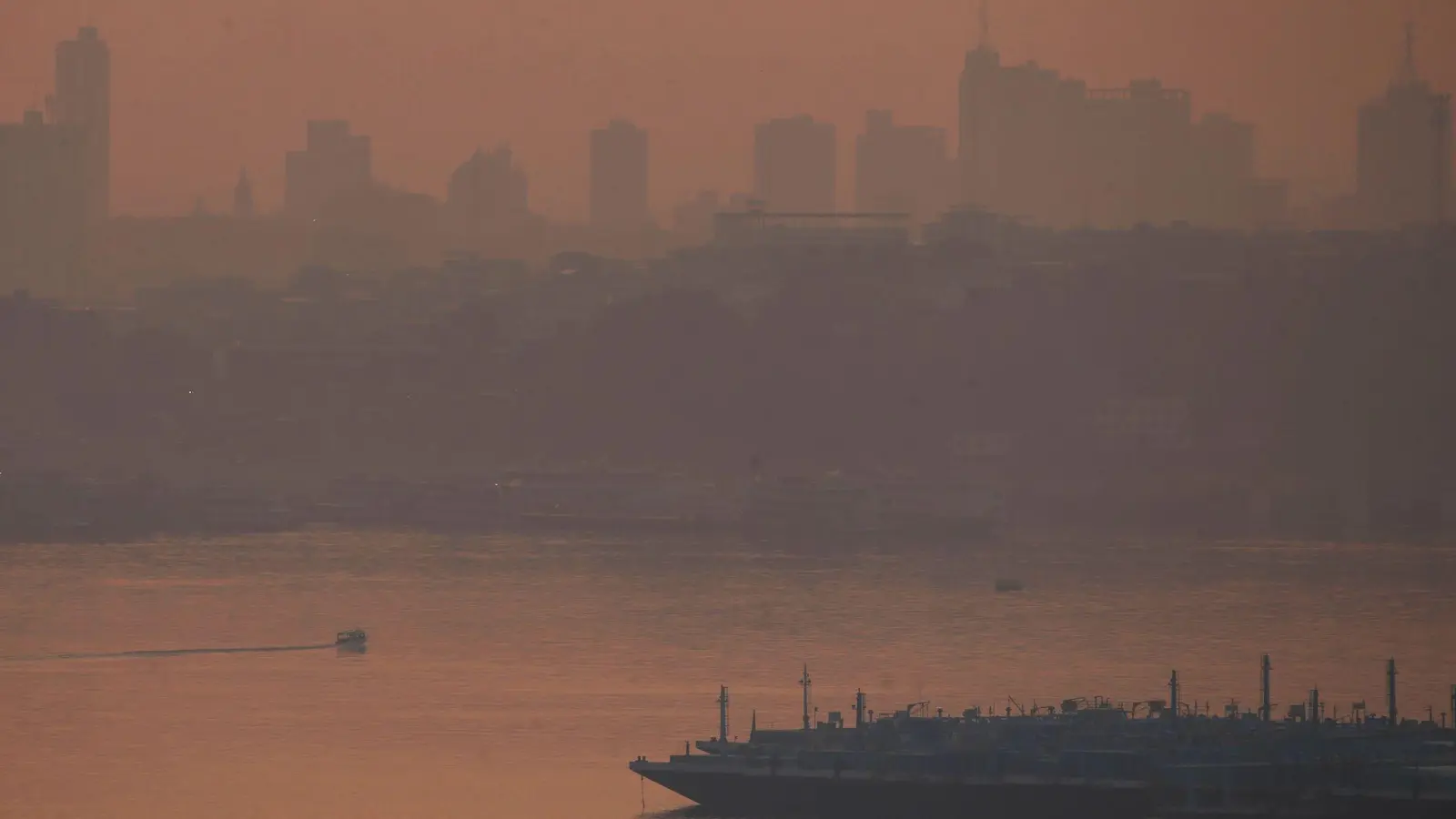Die brasilianische Amazonas-Metropole Manaus ist von dichtem Rauch eingehüllt. (Foto: Edmar Barros/AP/dpa)