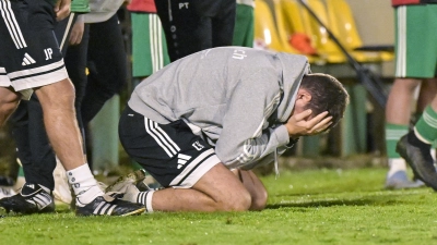 Unfassbar auch für den Sportlichen Leiter: Die SpVgg Ansbach unterliegt Jahn Regensburg, was Christoph Hasselmeier zu Boden sinken lässt. (Foto: Martin Rügner)