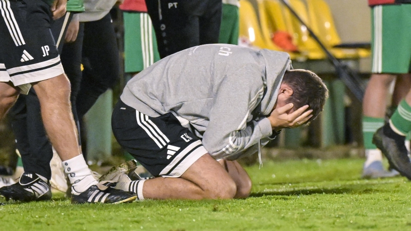 Unfassbar auch für den Sportlichen Leiter: Die SpVgg Ansbach unterliegt Jahn Regensburg, was Christoph Hasselmeier zu Boden sinken lässt. (Foto: Martin Rügner)