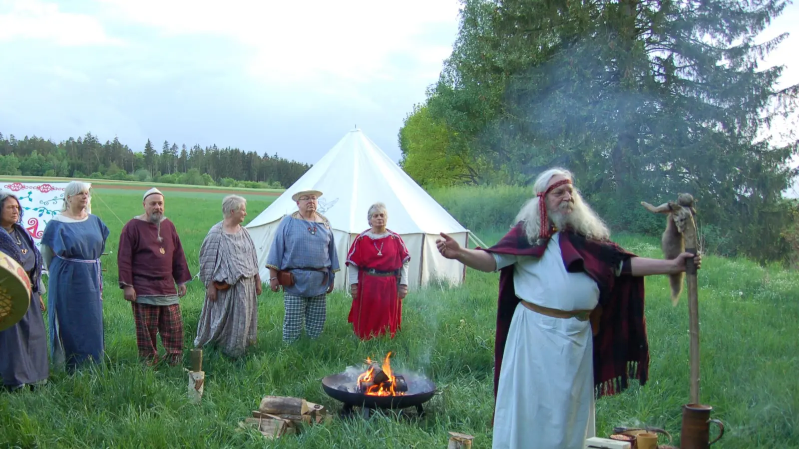 Auf den Spuren der Kelten begingen die Mitglieder des Vereins Werinza Celtoi einen Brauch aus der Eisenzeit: Mit Opfergaben feierten sie das Erstarken der Natur und deren Wachsen und Gedeihen. (Foto: Markus Weinzierl)