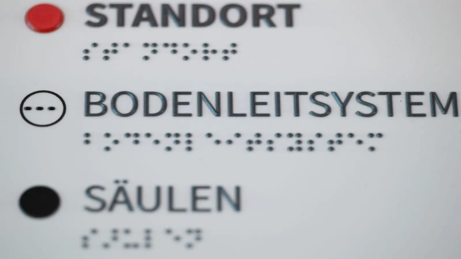 Öffentliche Gebäude sind häufig mit Informationen in Brailleschrift ausgestattet - wie hier in Dresden. (Foto: Sebastian Kahnert/dpa)