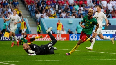 Kameruns Eric Maxim Choupo-Moting (2.v.r.) trifft zum 3:3 gegen Serbien. (Foto: Frank Augstein/AP/dpa)