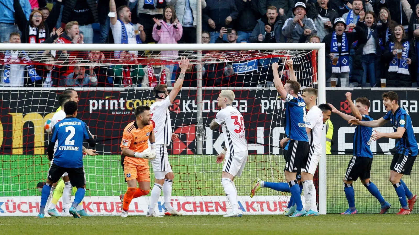 Robert Glatzel (3.v.r. verdeckt) rettete dem HSV einen Punkt in Düsseldorf. (Foto: Roland Weihrauch/dpa)