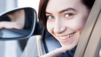 Führerschein in der Tasche, Sicherheit geht vor: Bei den ersten Alleinfahrten helfen vertraute Strecken und wenig Verkehr, um sicherer mit dem Auto zu werden. (Foto: Christin Klose/dpa-tmn)