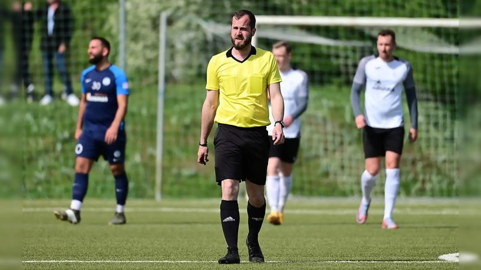 Als Schiedsrichter ist Christoph Goth auf dem Fußballplatz im Einsatz. (Foto: Josef Goth)