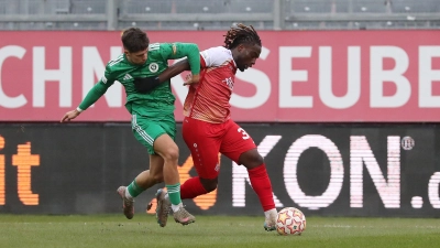 Schwer zu stoppen: Eliot Muteba (rechts) erzielte zwei Tore für die Würzburger gegen Ansbach (links Björn Angermeier). (Foto: Frank Scheuring )