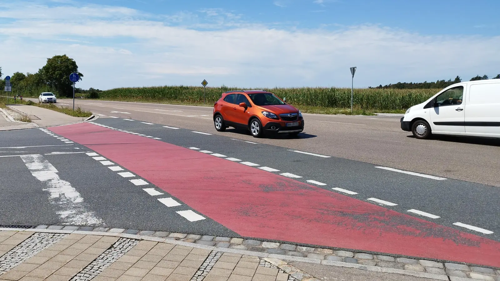 Nach den Sommerferien sollen die Arbeiten an der Elpersdorfer Kreuzung beginnen. Das Staatliche Bauamt lässt eine Ampelanlage errichten. Weil es immer wieder schwere Unfälle im Kreuzungsbereich der zwei Staatsstraßen gab, besteht Handlungsbedarf, heißt es von dort. (Foto: Robert Maurer)