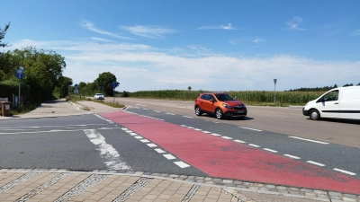 Nach den Sommerferien sollen die Arbeiten an der Elpersdorfer Kreuzung beginnen. Das Staatliche Bauamt lässt eine Ampelanlage errichten. Weil es immer wieder schwere Unfälle im Kreuzungsbereich der zwei Staatsstraßen gab, besteht Handlungsbedarf, heißt es von dort. (Foto: Robert Maurer)