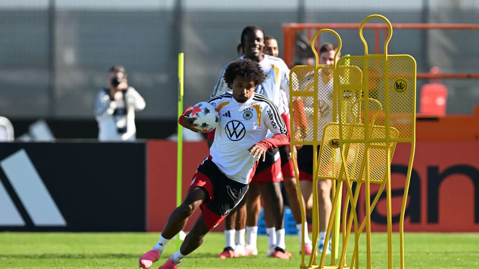 Karim Adeymi kommt über sein hohes Tempo ins Spiel. (Archivbild)  (Foto: Federico Gambarini/dpa)