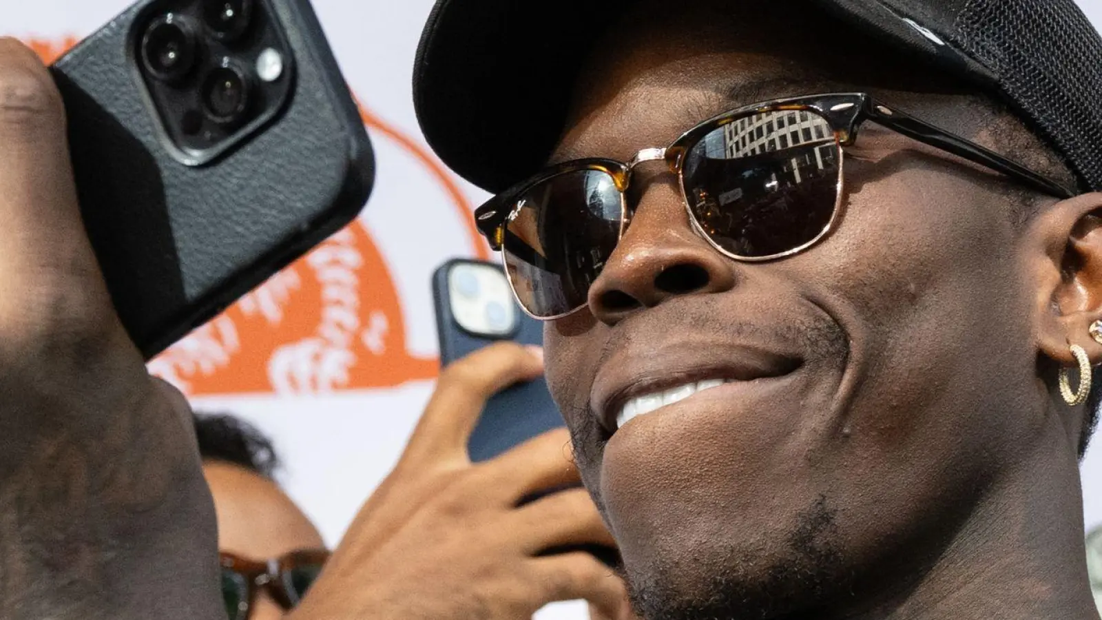 Basketball-Weltmeister Dennis Schröder würde gerne die deutsche Fahne bei den Olympischen Spielen in Paris tragen. (Foto: Boris Roessler/dpa)