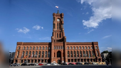Linke, Grüne und SPD wollen in Berlin weiter darüber sondieren, ob sie eine Regierungskoalition hinbekommen - mit der Linke-Politikerin Elif Eralp als Chefin im Roten Rathaus. (Symbolbild)  (Foto: Britta Pedersen/dpa)