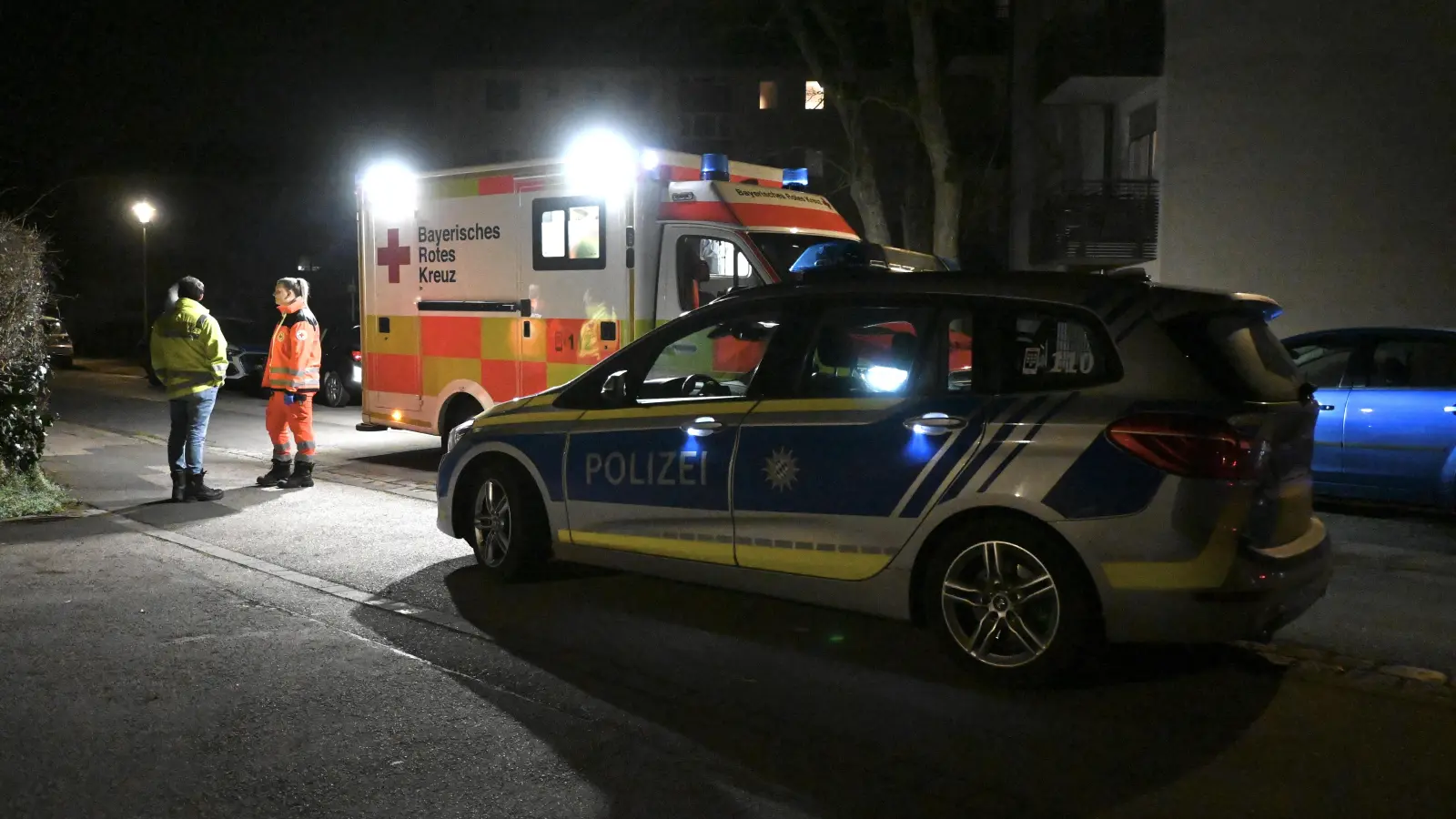 Da die Situation zunächst unklar war, wurde auch der Rettungsdienst an den Einsatzort gerufen. Verletzt wurde aber niemand. (Foto: Luca Paul)