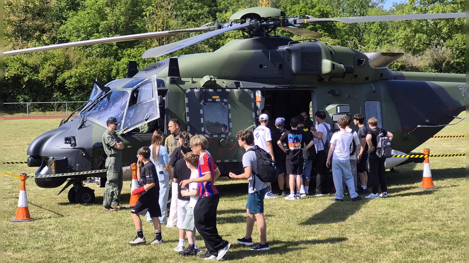 Als Attraktion entsprechend umlagert war der Hubschrauber der Bundeswehr. (Foto: Margit Schwandt)