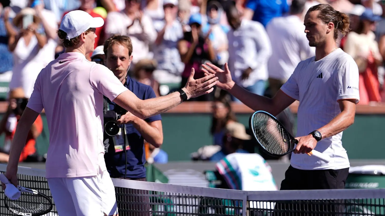 Chancenlos gegen Jannik Sinner (l): Der deutsche Tennisprofi Alexander Zverev. (Foto: Mark J. Terrill/AP/dpa)