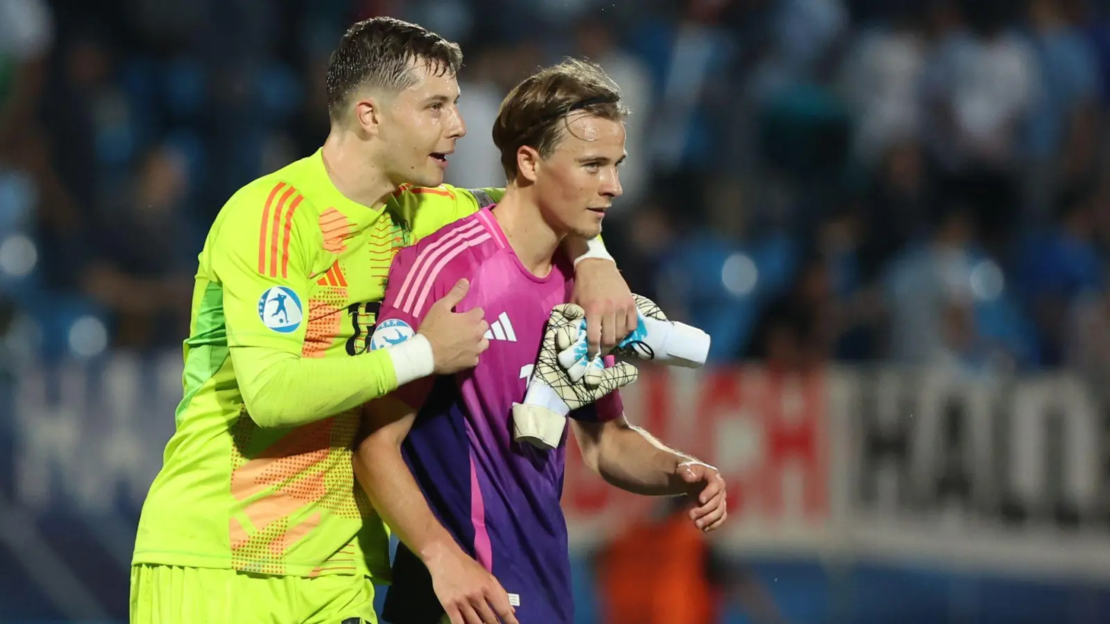 Der VfB Stuttgart soll sich mit Caspar Jander (r) beschäftigen, er gilt als einer von mehreren Kandidaten.  (Foto: Branislav Racko/dpa)