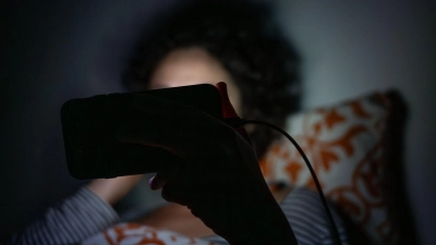 Die Zeitumstellung kann Schlafstörungen zusätzlich fördern, sagt die Barmer. (Symbolbild) (Foto: Sebastian Gollnow/dpa/dpa-tmn)