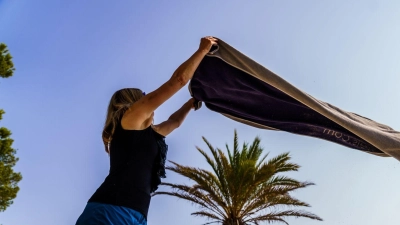 Extra-Geld für die Auszeit freut Beschäftigte: Das Urlaubsgeld ist aber eine freiwillige Zahlung des Arbeitgebers und nicht jeder bekommt es auch. (Foto: Andreas Arnold/dpa/dpa-tmn)