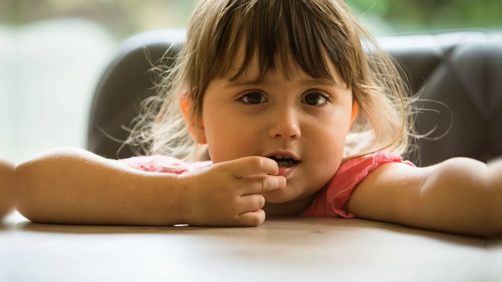 Kleine Kinder sind neugierig und erkunden ihre Umgebung mit allen Sinnen. Dazu gehört auch, Gegenstände in den Mund zu nehmen.  (Foto: Christin Klose/dpa-tmn)
