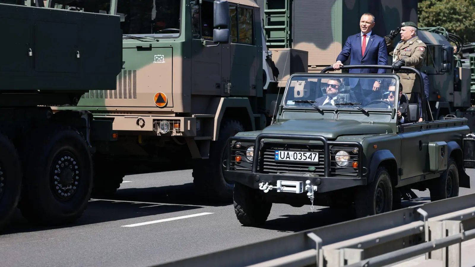 Der polnische Präsident Karol Nawrocki (l) und Generalstabschef General Wieslaw Kukula (r) nehmen an der Militärparade zum Tag der polnischen Streitkräfte teil.  (Foto: Leszek Szymanski/PAP/dpa)