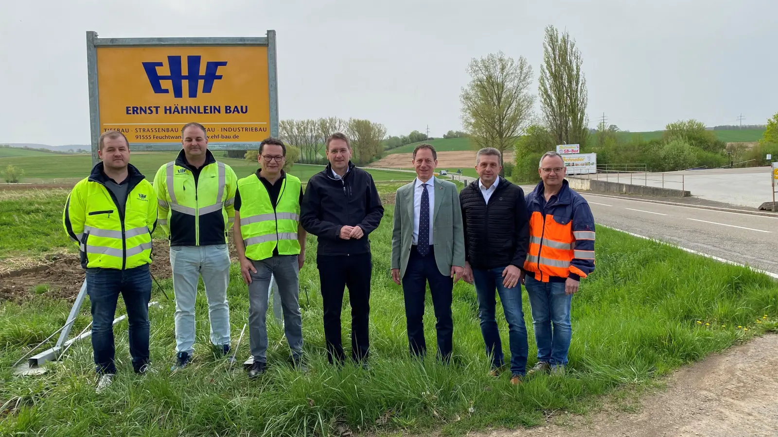 Stimmten auf die anstehende Baumaßnahme ein (von links): Julian Täufer und Bernd Andörfer vom Bauunternehmen, Bürgermeister Markus Bauer (Unterschwaningen), Landrat Dr. Jürgen Ludwig, Bürgermeister Stefan Ultsch (Wassertrüdingen), Sachgebietsleiter Markus Kriegler und Heinrich Ebert vom Kreisbauhof. (Foto: Walter Oberhäußer)