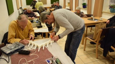 Hier bearbeiten Helmut Rögele (links) und Wolfgang Gerke (rechts) einen Schwibbogen. (Foto: Philipp Zimmermann)