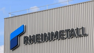 Ganz da oben könnten sie sein: Weltraum-Satelliten, auf die Rheinmetall Zugriff hat und deren Aufnahmen die Firma verkauft. (Archivbild) (Foto: Julian Stratenschulte/dpa)