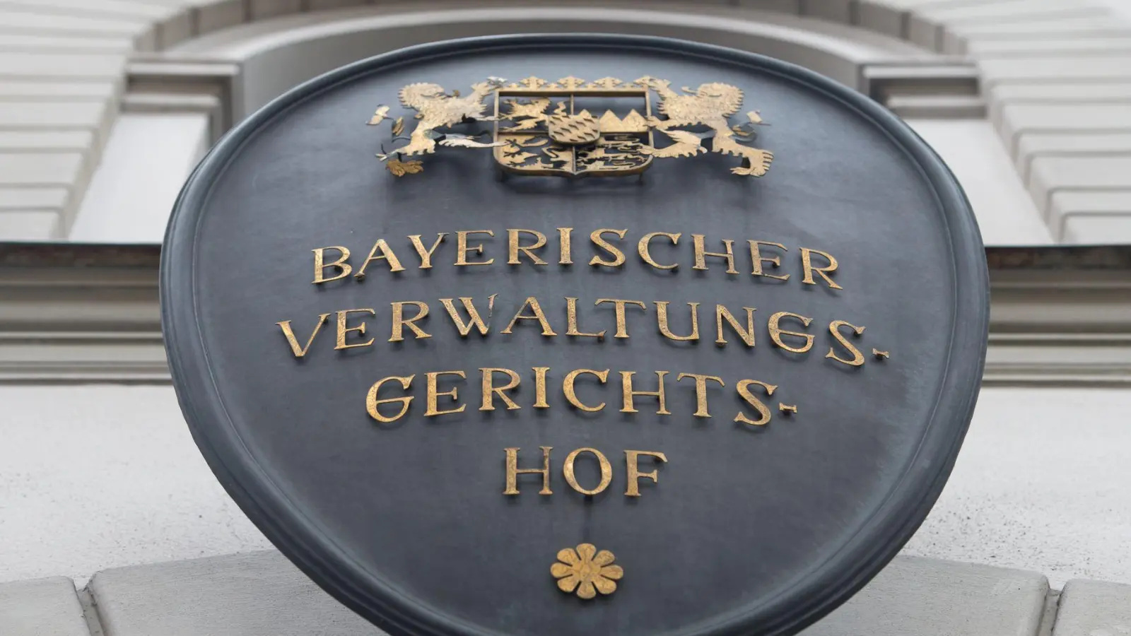 Der Bayerische Verwaltungsgerichtshof wies die Beschwerde der Gemeinde Blaichach im Allgäu gegen eine Flüchtlingsunterkunft in einem Hotel zurück. (Symbolbild) (Foto: Peter Kneffel/dpa)